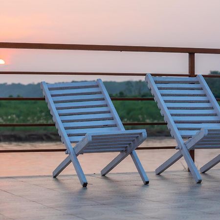 Park Safari Resort, Chitwan National Park エクステリア 写真