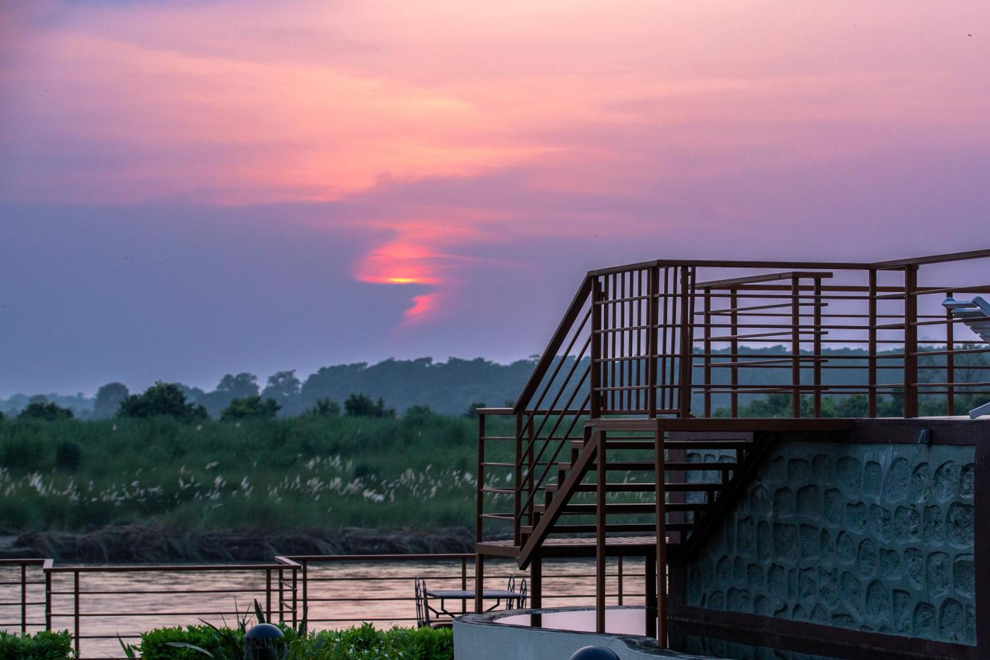 Park Safari Resort, Chitwan National Park エクステリア 写真